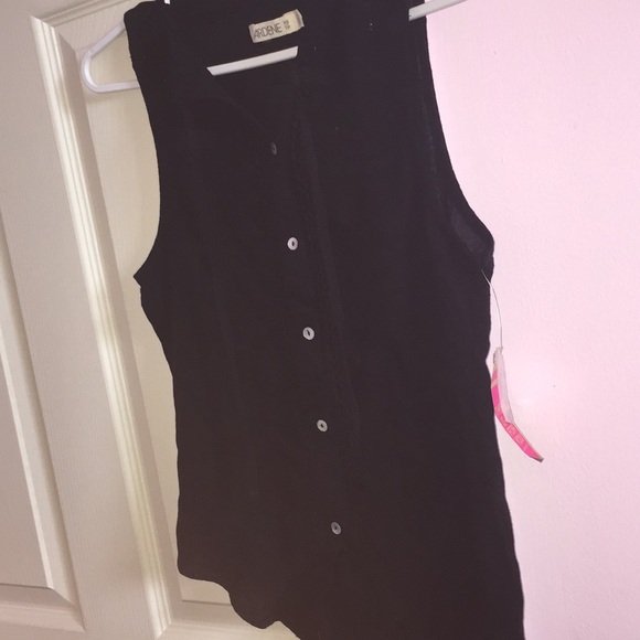 sleeveless button up top - Picture 2 of 3